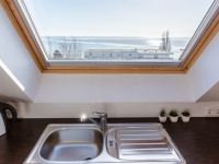 Küche mit Blick aus dem Fenster auf die Ostsee